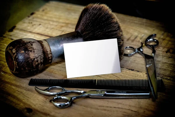 Verschiedene Friseurscheren Mit Bürste Und Haarkamm Ideales Foto Für Schönheitssalons — Stockfoto