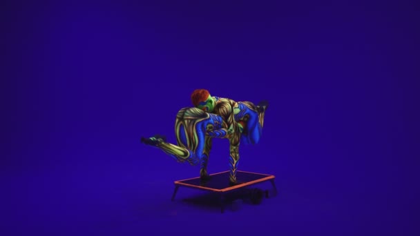 Acrobatic Kembar Neon Costumesto Melakukan Stand Hands Head Blue Cyclorama — Stok Video