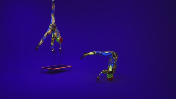 Acrobatische Tweeling Neon Kostuums Een Stand Handen Het Hoofd Uit — Stockvideo
