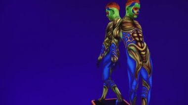 Neon kostümlü akrobatik ikizler kafalarında ve ellerinde, ultraviyole makyajlı mavi siklonamada bir duruş sergileyecekler. Parlak floresan vücut sanatı karanlıkta parlar..