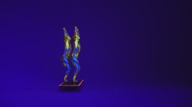 Neon kostümlü akrobatik ikizler kafalarında ve ellerinde, ultraviyole makyajlı mavi siklonamada bir duruş sergileyecekler. Parlak floresan vücut sanatı karanlıkta parlar..