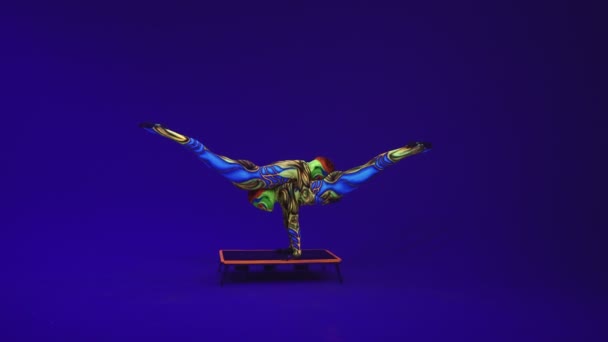 Akrobatikus Ikrek Neon Jelmezekhogy Végre Egy Stand Kezét Fejét Kék — Stock videók
