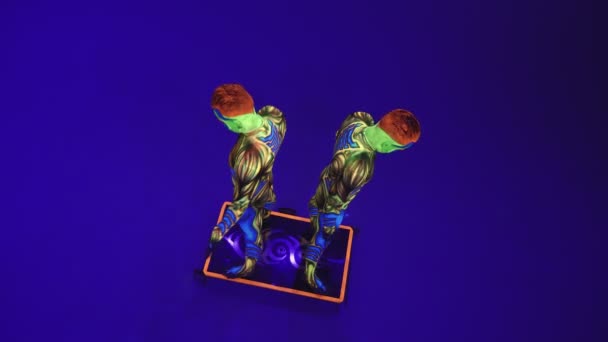 Akrobatická Dvojčata Neonovém Kostýmu Předvádějí Stojan Rukou Hlavě Modrém Cyklorámu — Stock video
