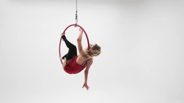 Flexibilní Hezká Blondýnka Červených Šatech Černé Punčochy Provádí Akrobatické Prvky — Stock video
