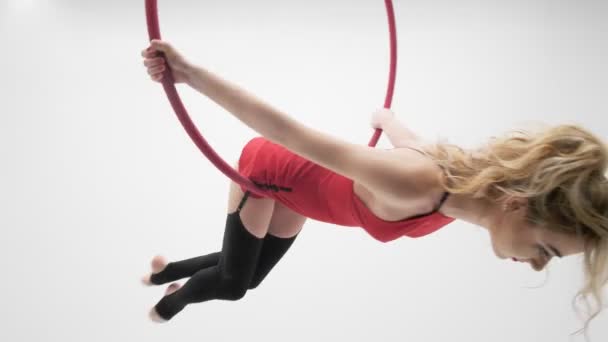 Elastyczne Ładna Blondynka Dziewczyna Czerwonej Sukience Czarne Pończochy Wykonuje Akrobatyczne — Wideo stockowe