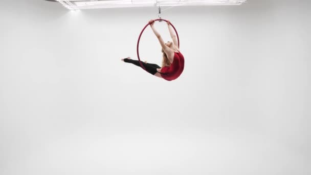 Flexible Jolie Fille Blonde Dans Une Robe Rouge Bas Noirs — Video