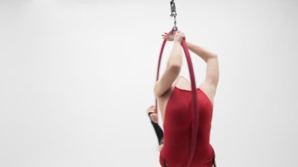 Elastyczne Ładna Blondynka Dziewczyna Czerwonej Sukience Czarne Pończochy Wykonuje Akrobatyczne — Wideo stockowe