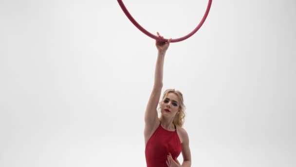 Flexible Jolie Fille Blonde Dans Une Robe Rouge Bas Noirs — Video
