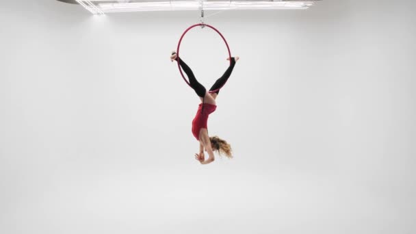 Flexibilní Hezká Blondýnka Červených Šatech Černé Punčochy Provádí Akrobatické Prvky — Stock video