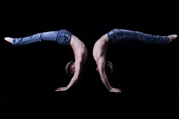 Dva Bratři Dvojčata Modrých Džínách Nahým Trupem Provádět Akrobatické Prvky — Stock fotografie