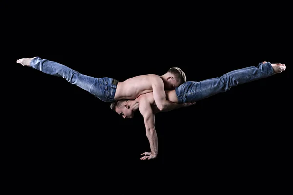 Dva Bratři Dvojčata Modrých Džínách Nahým Trupem Provádět Akrobatické Prvky — Stock fotografie