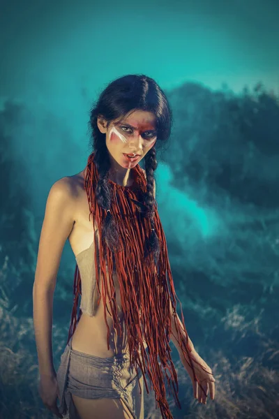 Краснокожая Индийская Девушка Красным Макияжем Лице Позирующая Желтой Траве — стоковое фото