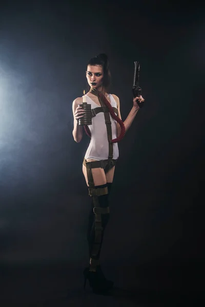 Девушка Белом Купальнике Черных Чулках Ножом Пистолетом Стиль Пост Апокалипсис — стоковое фото