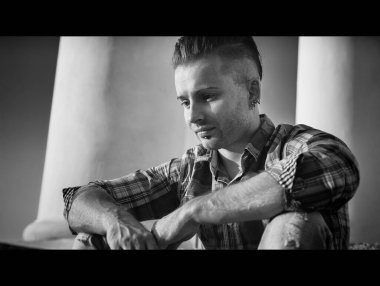 Ekose gömlekli yakışıklı adam poz veriyor. yakın plan