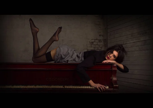 Siyah Çoraplı Seksi Uzun Bacaklı Kız Karanlık Bir Odada Piyanonun — Stok fotoğraf
