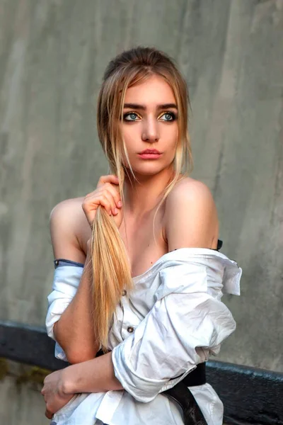 Mooi Blond Wit Shirt Poseren Tegen Muur — Stockfoto