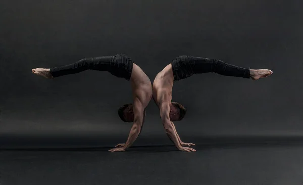 Två Tvillingbröder Svarta Jeans Med Naken Bål Utföra Akrobatiska Element — Stockfoto