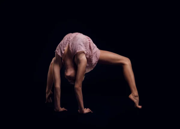 Menina Bonita Vestido Rosa Claro Com Maquiagem Olhos Esfumaçados Fundo — Fotografia de Stock