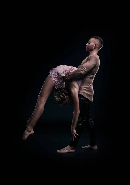 Fille Avec Petit Ami Effectuer Beaux Éléments Gymnastique Beau Couple — Photo