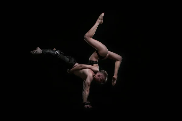 Ragazza Con Fidanzato Eseguire Elementi Bella Ginnastica Bella Coppia Acrobatica — Foto Stock