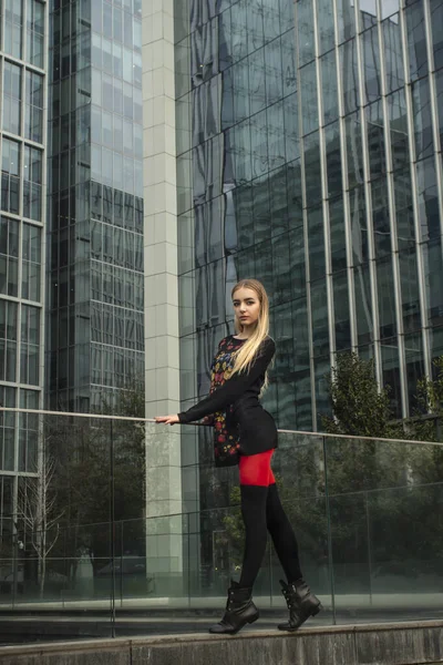 Bela Loira Meia Calça Vermelha Posando Cidade — Fotografia de Stock