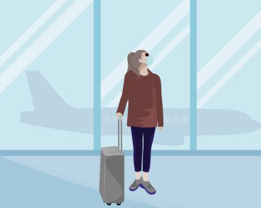 Enfeksiyonu önlemek için maske takan bir kadın. Havaalanında bavulun yanında dur. konsept güvenli yolculuk yeni normal