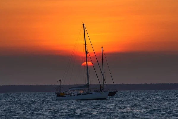 Günbatımında denizde yüzen tekneler — Stok fotoğraf