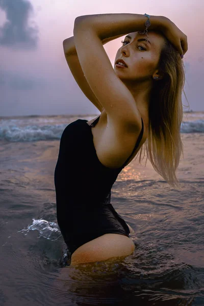 Дівчина Позує Пляжі Воді — стокове фото