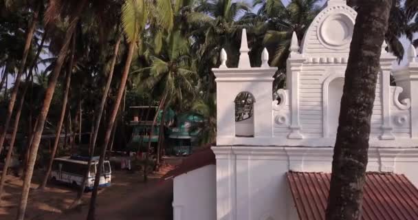 スライダーは右インドのジャングルの田舎の白い教会を撃った — ストック動画