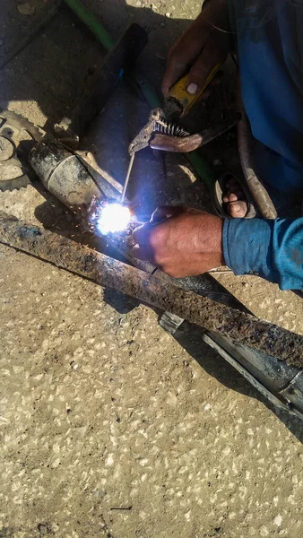 一个人焊接钢棒 — 图库照片