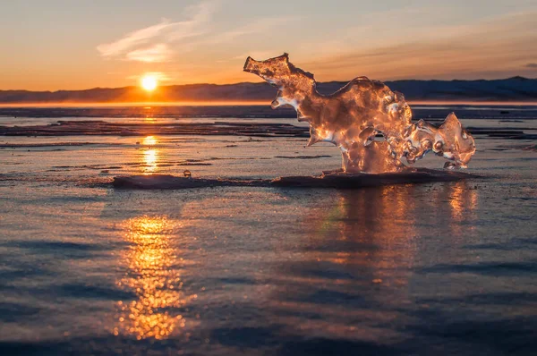 Ледяной Дракон Встречает Рассвет Зимой Байкале — стоковое фото
