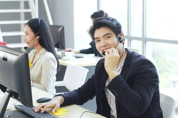 Lächelndes Businessman Call Center Und Technisches Support Personal Mit Headset — Stockfoto