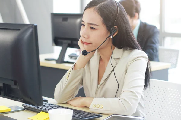 Geschäftsfrau Call Center Und Technische Support Mitarbeiter Mit Headset Tiking — Stockfoto