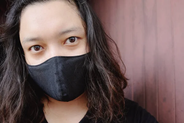Ασιάτισσα Ταϊλανδέζα Που Φοράει Μαύρη Υφασμάτινη Μάσκα Για Την Πρόληψη — Φωτογραφία Αρχείου