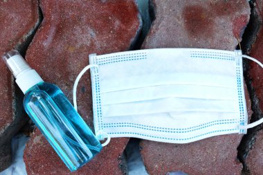 El masajı için hijyenik maske, etanol ya da etil alkol spreyi, dizüstü bilgisayardaki grip virüsünü azaltmada oldukça etkilidir. Sağlıklı ve Covid virüs salgını.