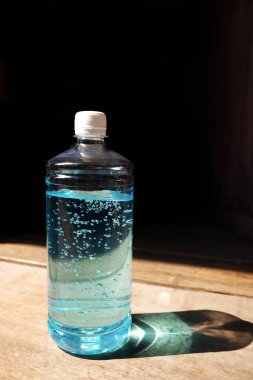 El masajı için bir şişe etanol ya da etil alkol jeli doğal bahçedeki insan eliyle bulaşan virüsü azaltmada oldukça etkilidir. Sağlıklı ve Covid-19 Salgını.