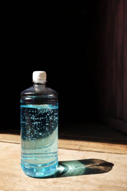 El masajı için bir şişe etanol ya da etil alkol jeli doğal bahçedeki insan eliyle bulaşan virüsü azaltmada oldukça etkilidir. Sağlıklı ve Covid-19 Salgını.