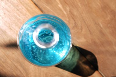 El masajı için bir şişe etanol ya da etil alkol jeli doğal bahçedeki insan eliyle bulaşan virüsü azaltmada oldukça etkilidir. Sağlıklı ve Covid-19 Salgını.