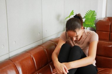 Kafkasyalı kadın üzüntüsü ve klinik depresyon hayatındaki akıl sağlığı sorunları hakkında ağlamak. Büyük depresif hastalar ve sağlık hizmetleri kavramı.