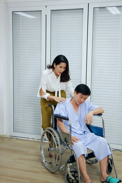 タイの女性は気にしていると歳の父は車椅子に座って タイの病院で医師を見るために病気の健康を取る — ストック写真