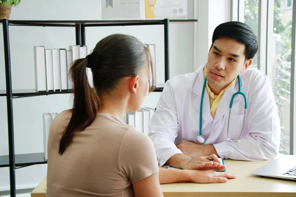 Asyalı Psikiyatrist (MD) erkek, klinik depresyon yaşamında akli sorunları olan beyaz kadın için danışmanlık ve teşvik yapıyor. Büyük depresif hastalar ve sağlık hizmetleri kavramı.