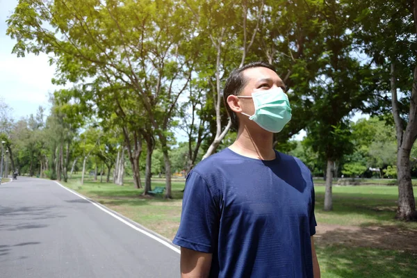 Asiatischer Junger Mann Sportkleidung Und Maskenschutz Gegen Covid Virus Und — Stockfoto