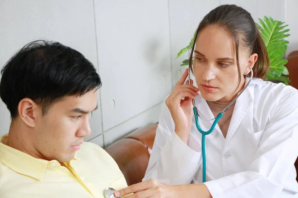 Asijská Psychiatrička Žena Kontroluje Srdeční Vlnu Stetoskopem Mladým Asijským Mužem — Stock fotografie