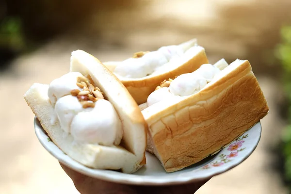 Tayland Tatlısı Hindistan Cevizli Dondurma Üzerinde Fıstık Ezmesi Beyaz Tabak — Stok fotoğraf