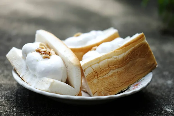 泰国菜甜食椰子冰淇淋 面包花生加白菜 花园里阳光普照 — 图库照片