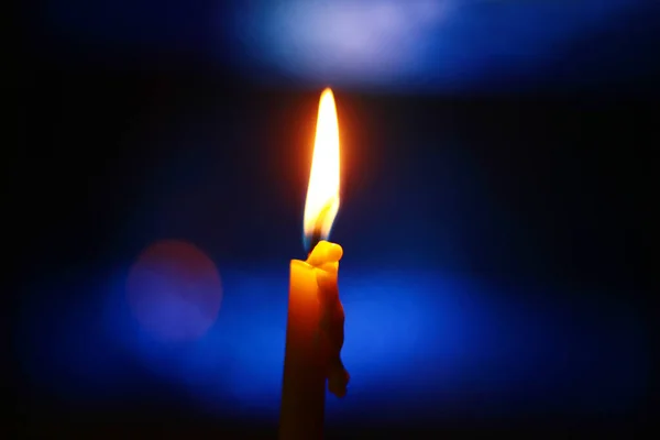 Mum ışığı ve gölgeli arka plan. Durgun hayattaki mum ve ruha olan inanç, meditasyon, din ve ruhani huzur..