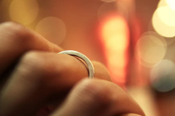 Anillo Compromiso Plata Dedo Mujer Novia Hermosa Con Luz Bokeh —  Fotos de Stock