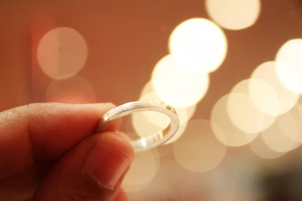 Silver Förlovningsring Kvinna Finger Vacker Brud Med Bokeh Ljus — Stockfoto
