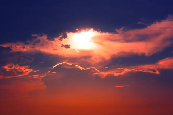 Dramatiskt Gyllene Ljus Solstråle Solnedgången Med Moln Och Himmel Bakgrund — Stockfoto