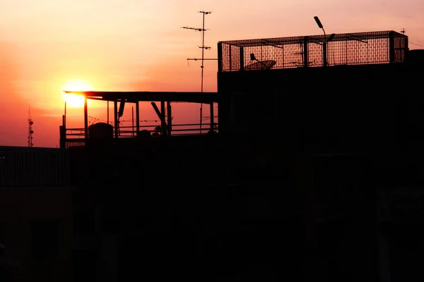 Beau Coloré Coucher Soleil Avec Silhouette Bâtiments Ville — Photo